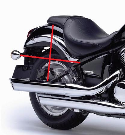 Alforjas moto custom inclinadas de cuero con tachas