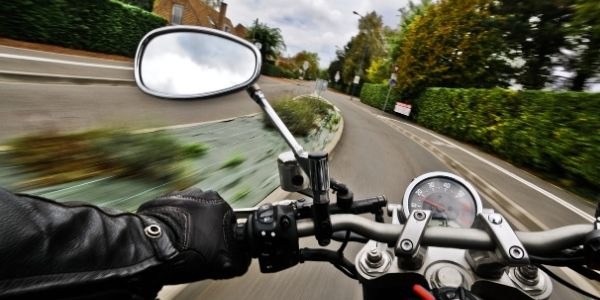 Conducir seguro en moto con el equipamiento adecuado