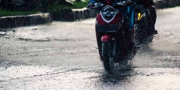 Conducir una moto con lluvia: precauciones y trucos